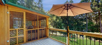 Charming Lakeview House with Deck, Cozy Fireplace and firepit