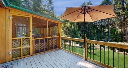 Charming Lakeview House with Deck, Cozy Fireplace and firepit