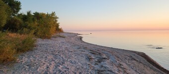 BEACHFRONT COTTAGE *fully renovated*