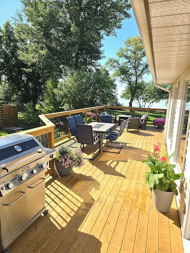 BEACHFRONT COTTAGE *fully renovated*