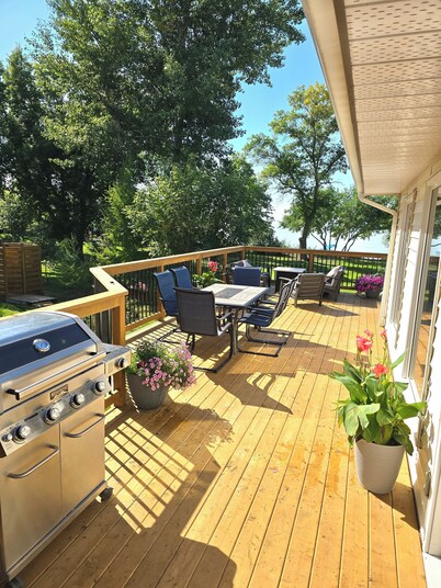 BEACHFRONT COTTAGE *fully renovated*