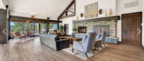 Televisión, reproductor de DVD, libros y estéreo