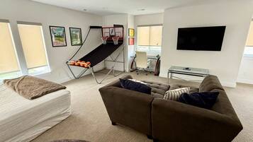 4 bedrooms, iron/ironing board, WiFi, bed sheets