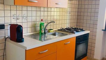 Frigorifero, microonde, forno, piano cottura