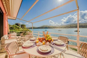 Villa, varias camas, patio, vista a la montaña (Villa Ranco) | Restaurante al aire libre