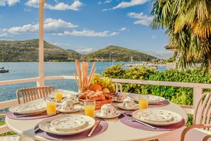 Outdoor dining - Italian Lakes Lakeside Villa With Direct Lake Access (Ranco)