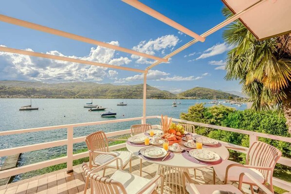 Villa, varias camas, patio, vista a la montaña (Villa Ranco) | Restaurante al aire libre