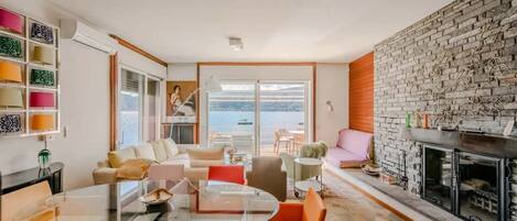 Villa, varias camas, patio, vistas a la montaña (Villa Ranco) | Zona de estar | Televisión de pantalla plana de 42 pulgadas con canales digitales