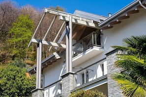 Exterior detail - Family Friendly Italian Lakes Holiday Rental With Pool (Lesa)