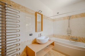 Departamento, varias camas, patio, vista a la montaña (Sopra il Lago 4) | Baño | Toallas y papel de baño 