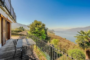 Departamento, varias camas, patio, vista a la montaña (Sopra il Lago 4) | Restaurante al aire libre