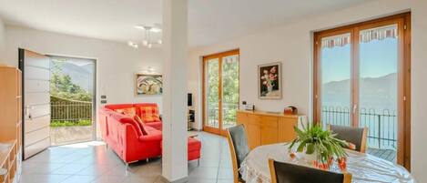 Apartment, Mehrere Betten, Terrasse, Bergblick (Sopra il Lago 4) | Wohnbereich