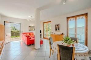 Apartment, Mehrere Betten, Terrasse, Bergblick (Sopra il Lago 4) | Wohnbereich | 42-Zoll-Flachbildfernseher mit Digitalempfang