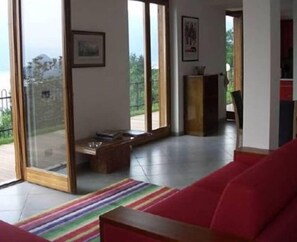 Appartamento, letti multipli, patio, vista montagna (Sopra il Lago 4) | Area soggiorno | TV a schermo piatto 42 pollici con canali digitali
