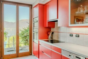 Appartamento, letti multipli, patio, vista montagna (Sopra il Lago 4) | Cucina privata | Macchina per tè/caffè, frigorifero, microonde, forno