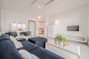 Appartamento, 1 letto matrimoniale, patio, vista montagna (Sopra il Lago 5) | Area soggiorno | TV a schermo piatto 42 pollici con canali digitali