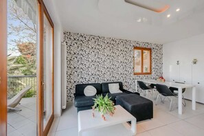 Apartment, 1 Doppelbett, Terrasse, Bergblick (Sopra il Lago 5) | Wohnbereich | 42-Zoll-Flachbildfernseher mit Digitalempfang