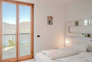 1 bedroom, individually decorated, individually furnished - Stunning 1 bed Lake Maggiore Apartment (Brezzo di Bedero)