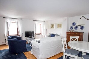 Apartment, Mehrere Betten, Terrasse, Bergblick (Apt Mediterraneo) | Wohnbereich | 42-Zoll-Flachbildfernseher mit Digitalempfang, Kamin