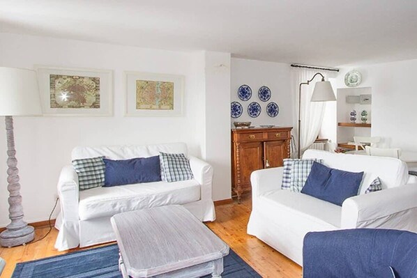 Huoneisto, useita sänkyjä, patio, vuoristonäköala (Apt Mediterraneo) | Oleskelualue | 42–tuumainen taulutelevisio, jossa digitaalikanavat