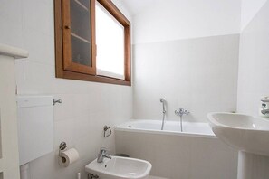 Apartamento, varias camas, patio, vistas a la montaña (Apt Mediterraneo) | Baño | Artículos de higiene personal gratuitos, toallas y papel higiénico