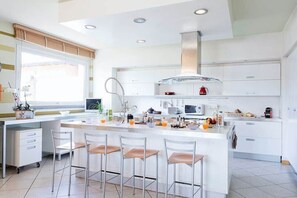 ハウス ベッド (複数台) プールアクセス プールビュー (Villa Divignano) | 専用キッチン |   冷蔵庫、電子レンジ、オーブン、コンロ