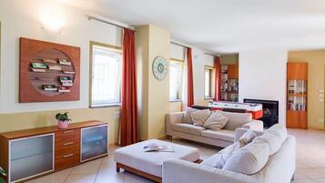 Nhà, nhiều giường, có thể sử dụng hồ bơi, quang cảnh hồ bơi (Villa Divignano) | Khu phòng khách | TV màn hình phẳng 42-inch có truyền hình kỹ thuật số, lò sưởi