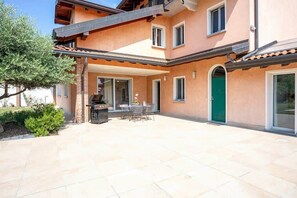 Outdoor dining - Villa Near Milan With Swimming Pool (Divignano)