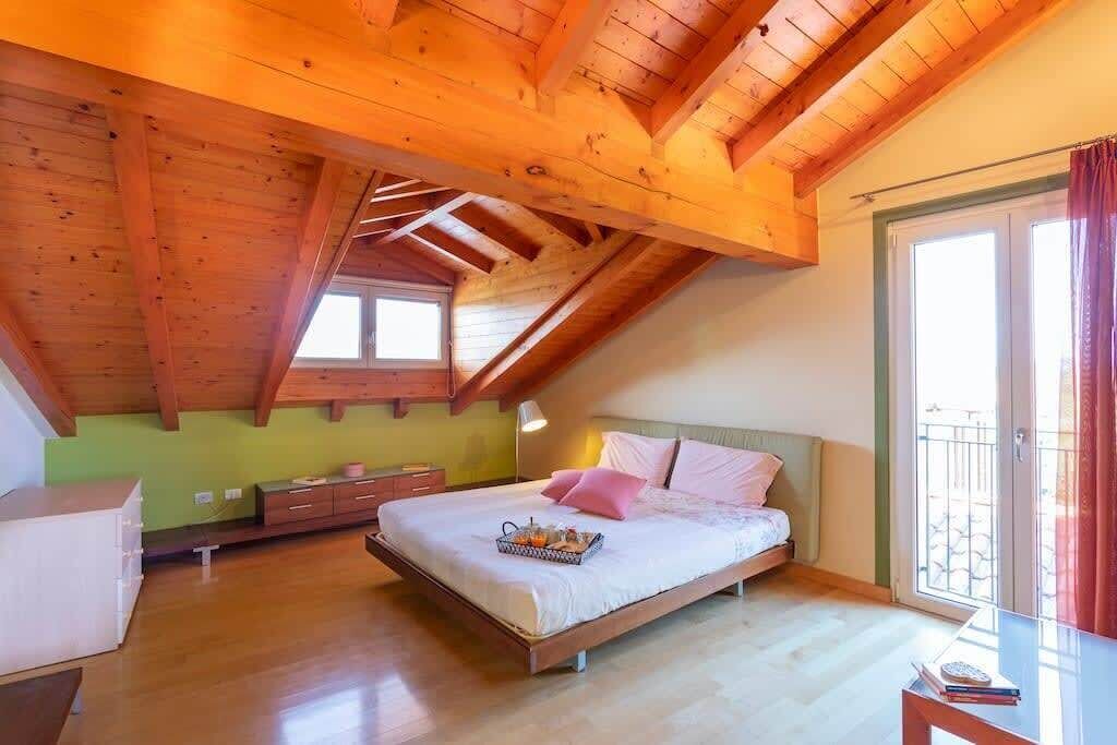 5 bedrooms, individually decorated, individually furnished, bed sheets