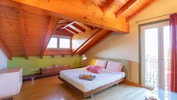 Nhà, nhiều giường, có thể sử dụng hồ bơi, quang cảnh hồ bơi (Villa Divignano) | 5 phòng ngủ, trang trí khác biệt