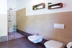 Ferienhaus, Mehrere Betten, Terrasse, Bergblick (Villa Caruso) | Badezimmer