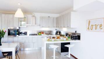 Townhouse, Beberapa Tempat Tidur, patio, pemandangan gunung (Villa Sereni) | Dapur pribadi | Lemari es, microwave, oven, dan kompor