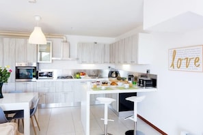 Maison mitoyenne, plusieurs lits, patio, vue montagne (Villa Sereni) | Cuisine privée | Réfrigérateur, micro-ondes, four, plaque de cuisson