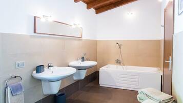House, Multiple Beds, Patio, Mountain View (Villa Caruso) | Bathroom | Free toiletries, towels, toilet paper