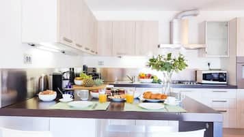 House, Multiple Beds, Patio, Mountain View (Villa Caruso) | Private kitchen | Fridge, microwave, oven, stovetop