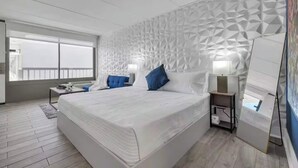 Una camera da letto moderna con un letto grande, due comodini, uno specchio a parete e una finestra con vista.