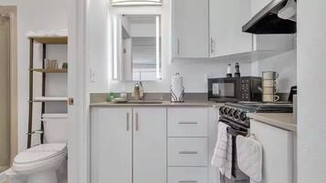 Deluxe Studio Suite, 1 King Bed with Sofa bed, Non Smoking, Kitchen | Private kitchen | Fridge, microwave, oven, stovetop