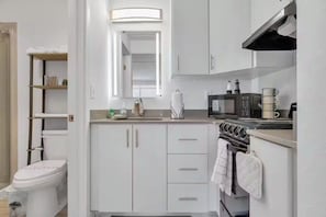 Deluxe Στούντιο-Σουίτα, 1 King Κρεβάτι με Καναπέ-Κρεβάτι, Μη Καπνιστών, Κουζίνα | Ιδιωτική κουζίνα | Ψυγείο, φούρνος μικροκυμάτων, φούρνος, μαγειρικές εστίες