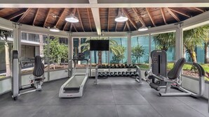 Una palestra con tapis roulant, manubri e macchinari per l'allenamento con i pesi.