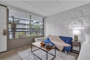 ห้องซูพีเรียสตูดิโอสวีท, เตียงคิงไซส์ 1 เตียง และโซฟาเบด, ห้องครัว | บริเวณนั่งเล่น