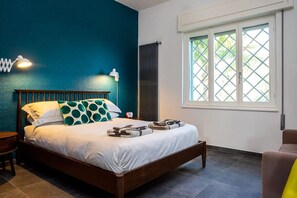A bedroom with a bed, a window, and a nightstand. - Pallanza Villas (Verbania)