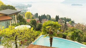 A pool with a view of a lake and surrounding houses. - Pallanza Villas (Verbania)