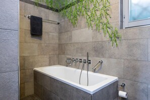 Amenidades de baño gratuitas, toallas, papel de baño 