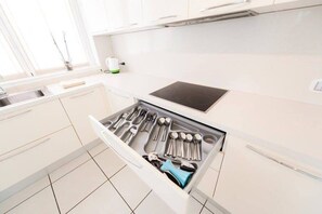 Fridge, oven, stovetop, dishwasher