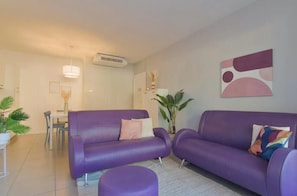 Appartement, plusieurs lits, accès piscine, vue montagne (GG E203 (3 bed)) | Salle de séjour | Télévision à écran plat de 42 pouces avec chaînes numériques