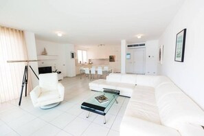 Căn hộ, nhiều giường, sân hiên, quang cảnh núi (GG B102-3 (3 bed)) | Khu phòng khách | TV màn hình phẳng 42-inch có truyền hình kỹ thuật số 