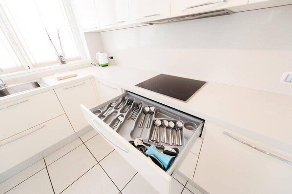 Refrigerador, horno, placa de cocina, lavavajillas