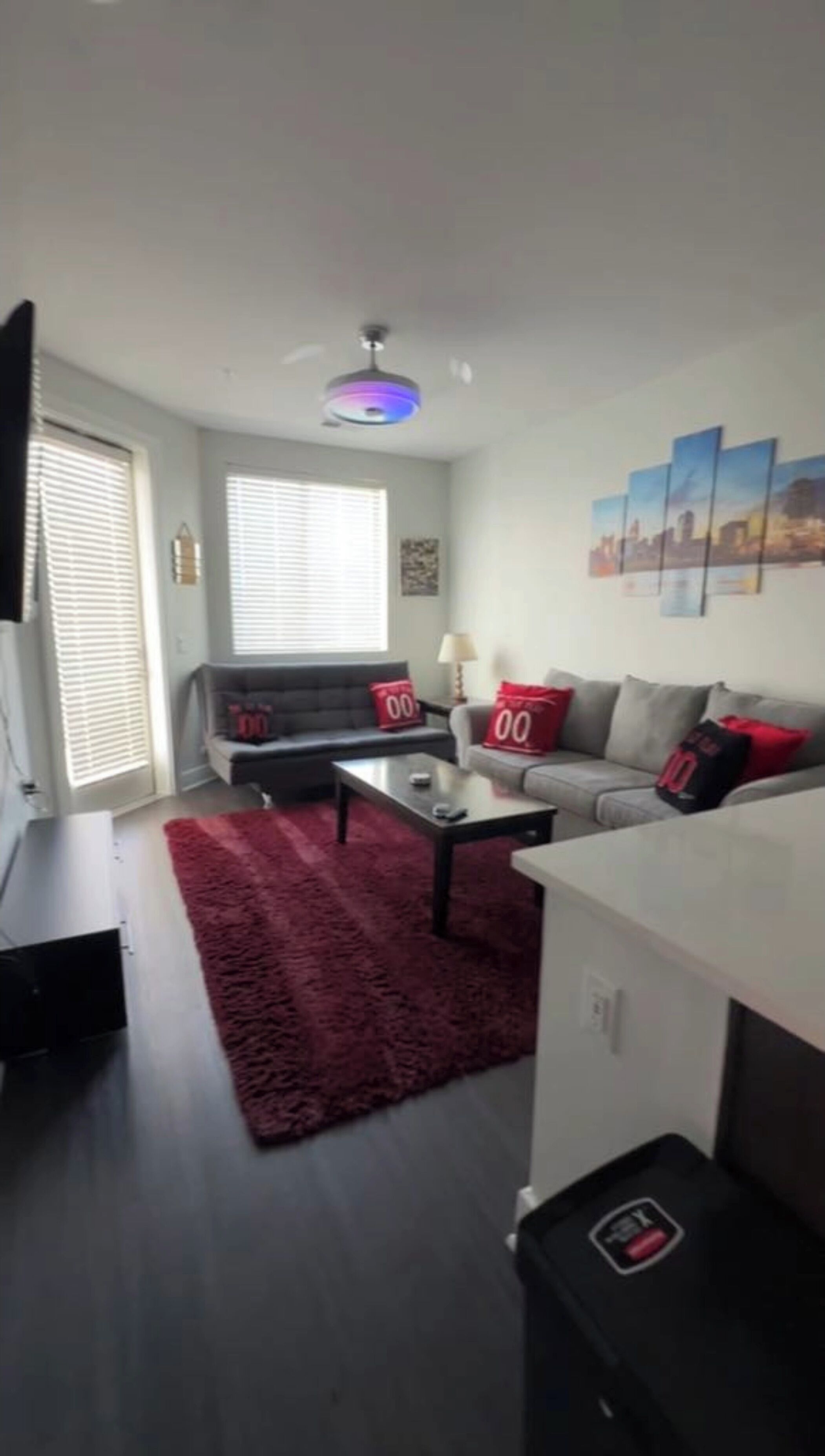 The 513 Flat! Pool & River View! Free Gated Parking! Walk To Banks & Stadiums! - Cincinnati