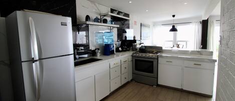 Fridge, oven, stovetop, coffee/tea maker