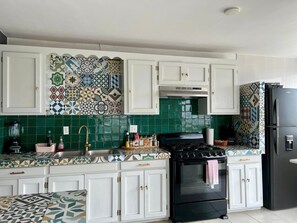 Fridge, oven, stovetop, coffee/tea maker